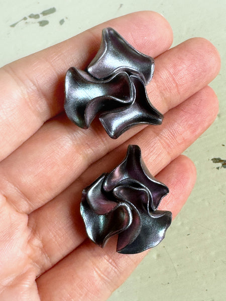 Skimrande örhängen grålila