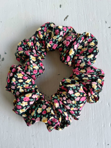 Scrunshie svart med små blommor