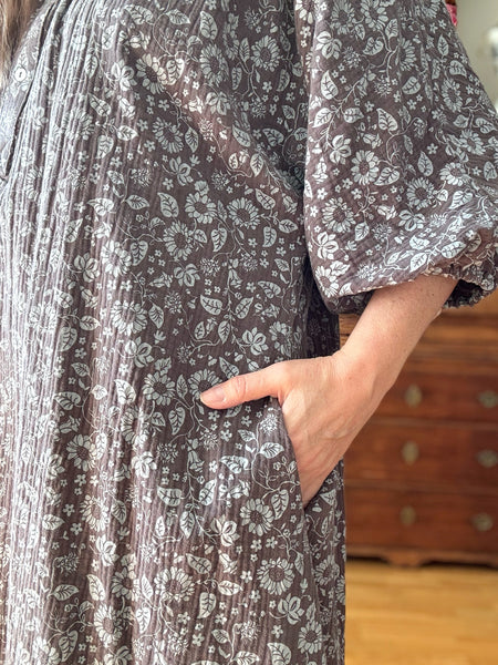 Vid klänning i grå bomullsmuslin