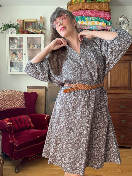 Vid klänning i grå bomullsmuslin