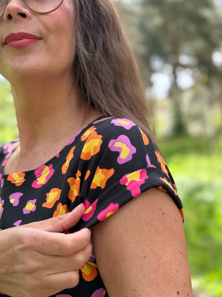 T-shirt med glittrigt leopardmönster