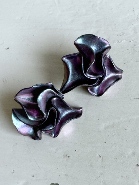 Skimrande örhängen grålila