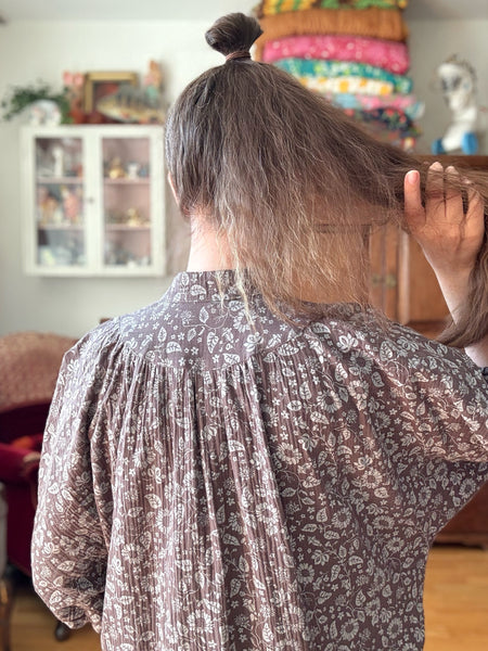 Vid klänning i grå bomullsmuslin