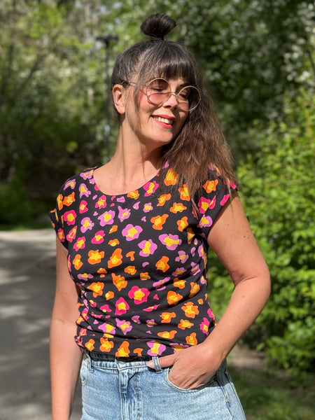 T-shirt med glittrigt leopardmönster