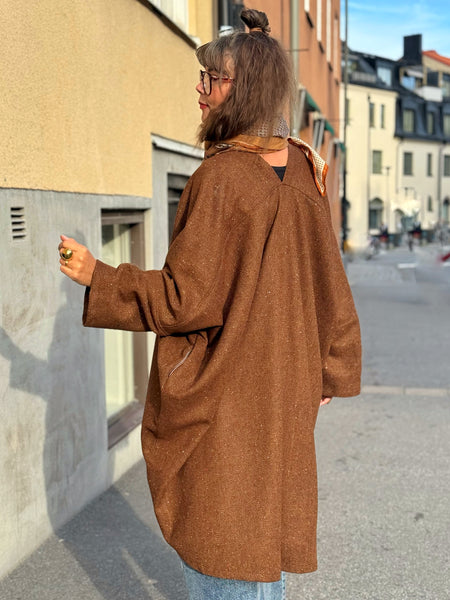 Kappa i brunt fiskbensmönster i dead stock ull