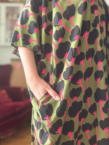 Sjok / kaftan med knappar med svarta vallmo