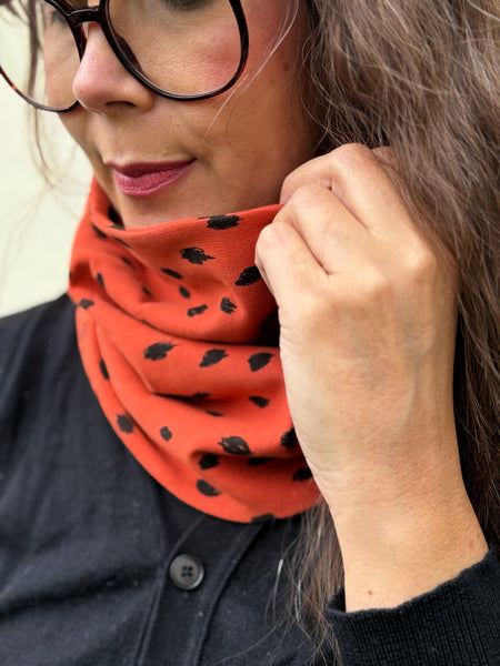 Tubsjal roströd med svarta prickar