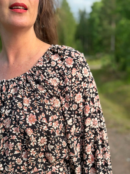 Långklänning svart med beiga blommor