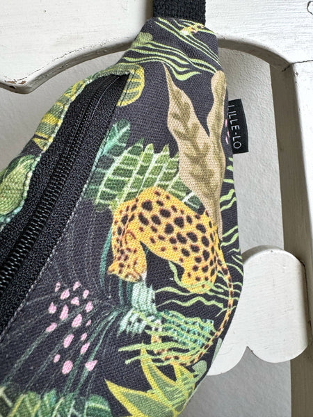 Magväska med leoparder