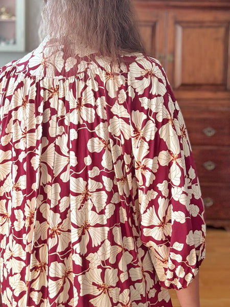 Vid klänning, vinröd med blommor