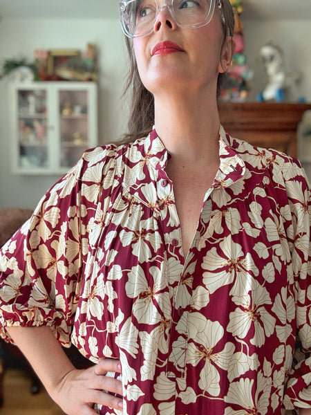 Vid klänning, vinröd med blommor