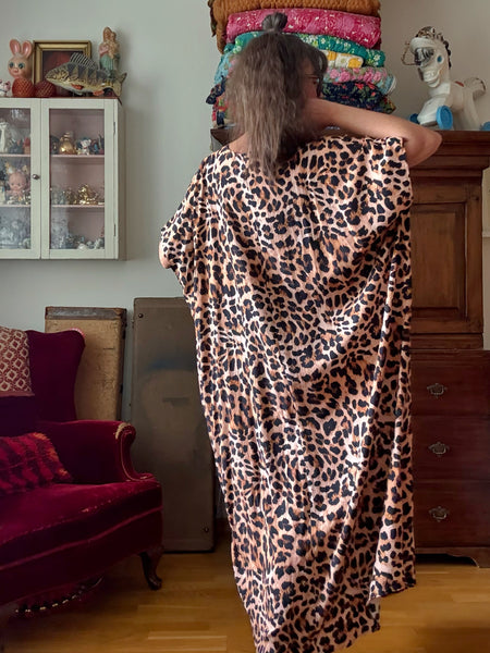 Spektakel / kaftanklänning i leopardmönster