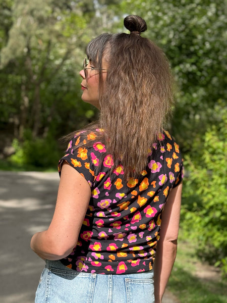 T-shirt med glittrigt leopardmönster