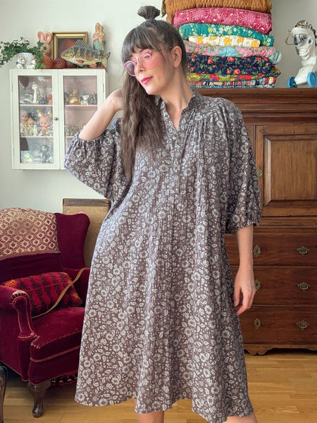 Vid klänning i grå bomullsmuslin