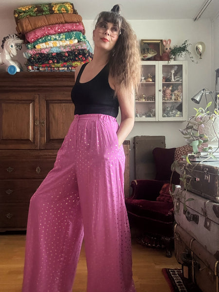 Extra vida, långa byxor med hög midja. Cerise med guldprickar