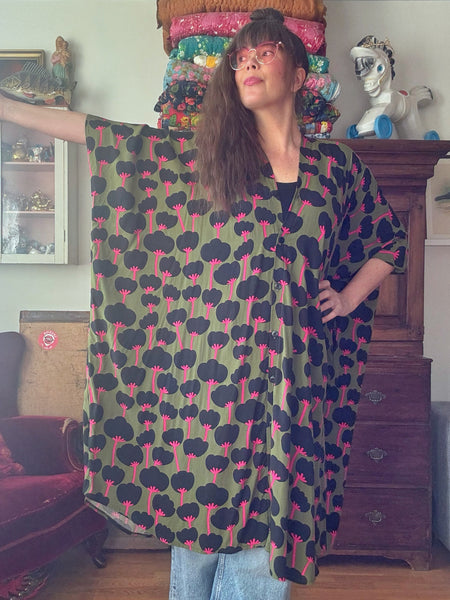 Sjok / kaftan med knappar med svarta vallmo