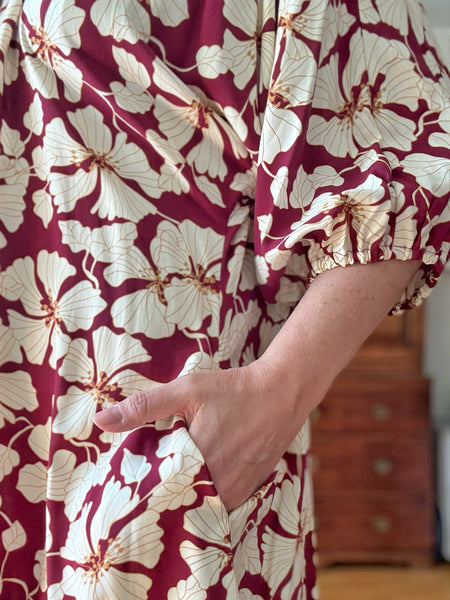 Vid klänning, vinröd med blommor