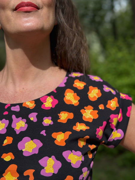 T-shirt med glittrigt leopardmönster