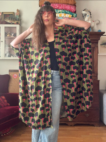 Sjok / kaftan med knappar med svarta vallmo