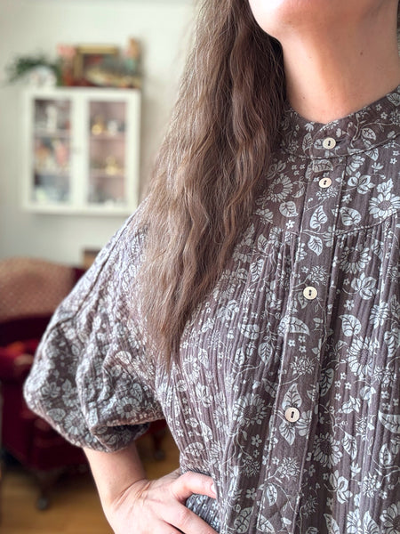 Vid klänning i grå bomullsmuslin