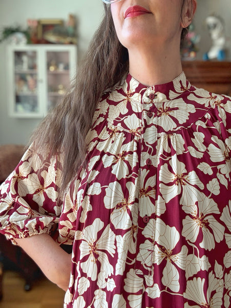 Vid klänning, vinröd med blommor