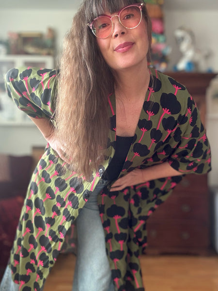 Sjok / kaftan med knappar med svarta vallmo