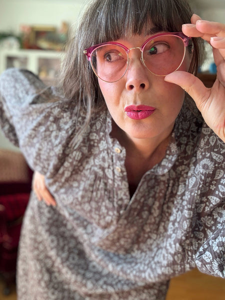 Vid klänning i grå bomullsmuslin