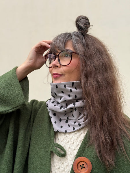 Tubsjal grå med svarta prickar