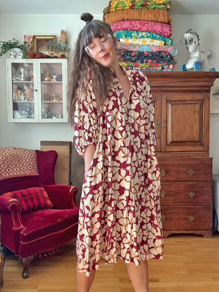 Vid klänning, vinröd med blommor