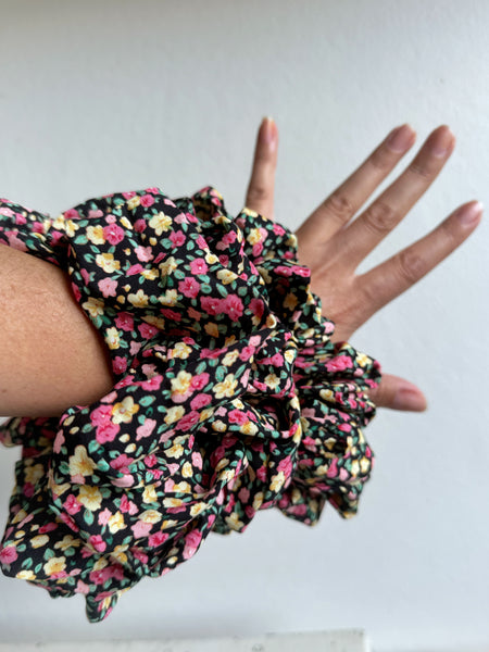 Scrunshie svart med små blommor
