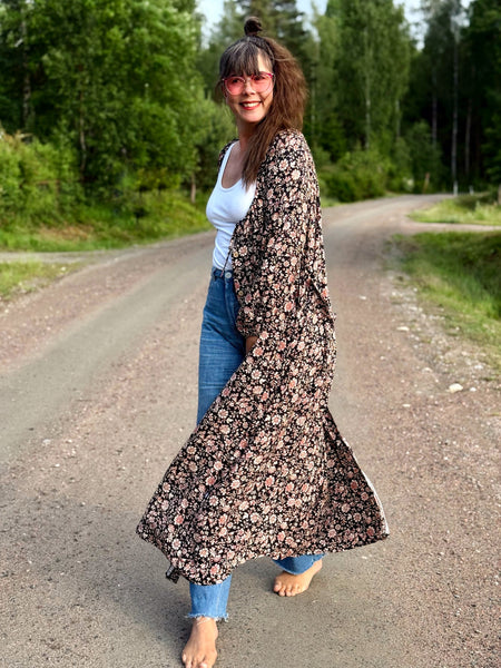 Långklänning svart med beiga blommor