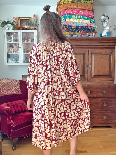 Vid klänning, vinröd med blommor