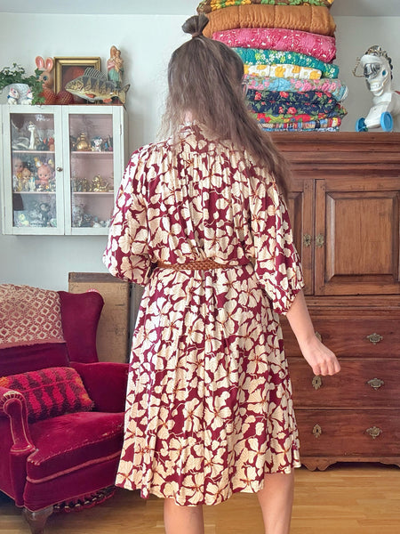 Vid klänning, vinröd med blommor