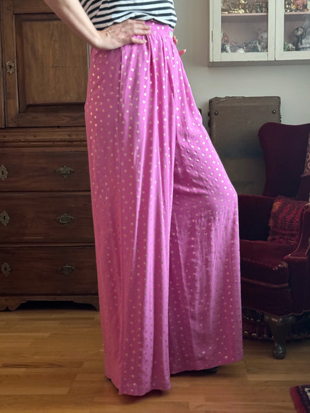 Extra vida, långa byxor med hög midja. Cerise med guldprickar