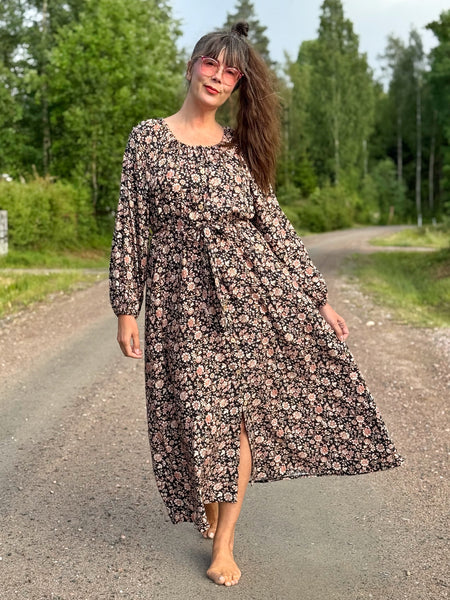 Långklänning svart med beiga blommor