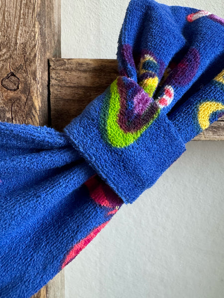 Hårband i blå trikå med fjärilar