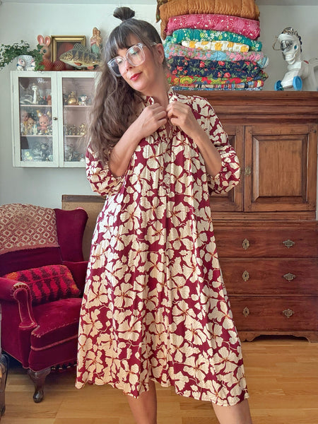 Vid klänning, vinröd med blommor