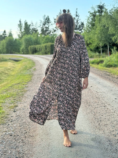 Långklänning svart med beiga blommor