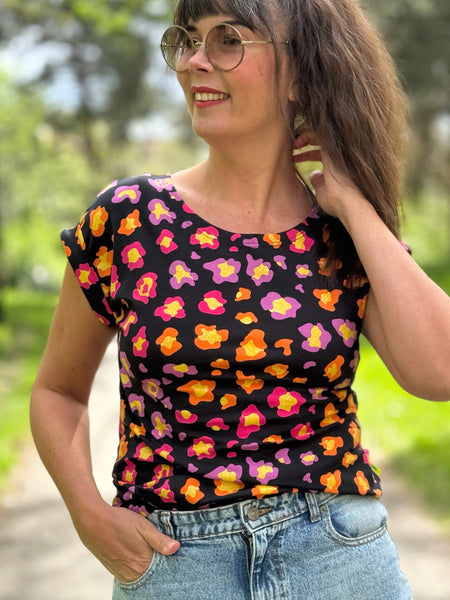 T-shirt med glittrigt leopardmönster