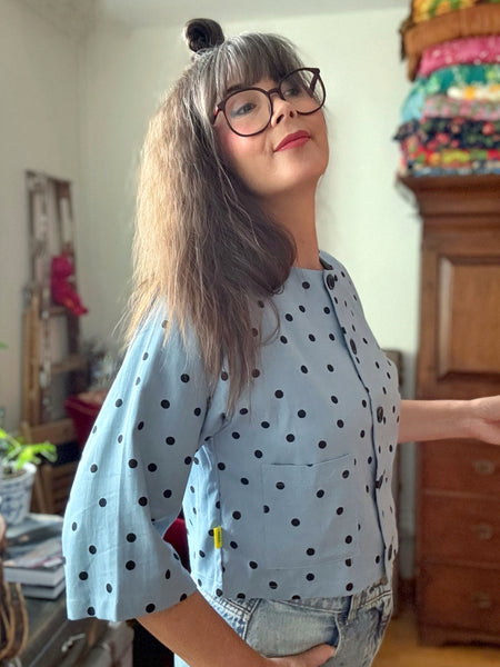 Blusjacka i linnemix med prickar