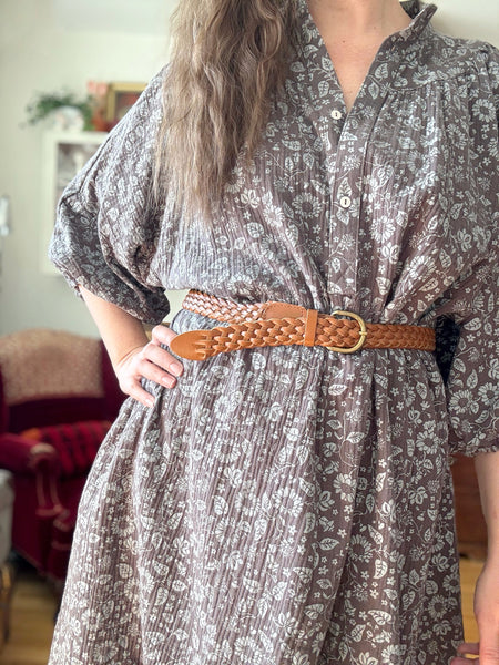 Vid klänning i grå bomullsmuslin