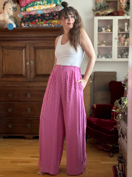 Extra vida, långa byxor med hög midja. Cerise med guldprickar