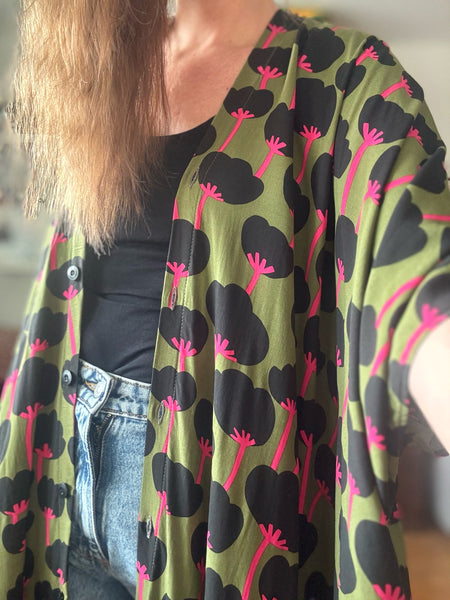 Sjok / kaftan med knappar med svarta vallmo