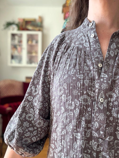 Vid klänning i grå bomullsmuslin