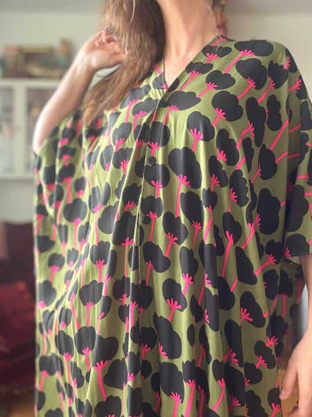 Sjok / kaftan med knappar med svarta vallmo