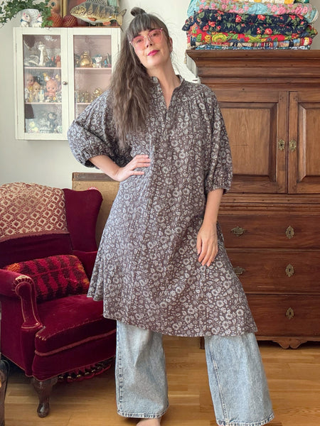 Vid klänning i grå bomullsmuslin