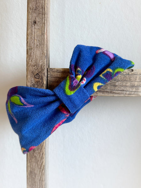 Hårband i blå trikå med fjärilar