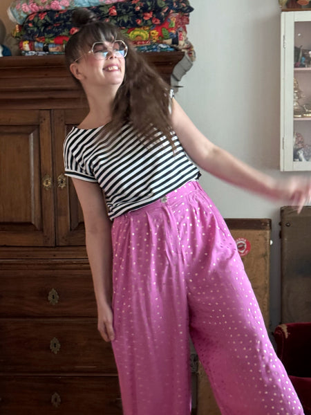 Extra vida, långa byxor med hög midja. Cerise med guldprickar