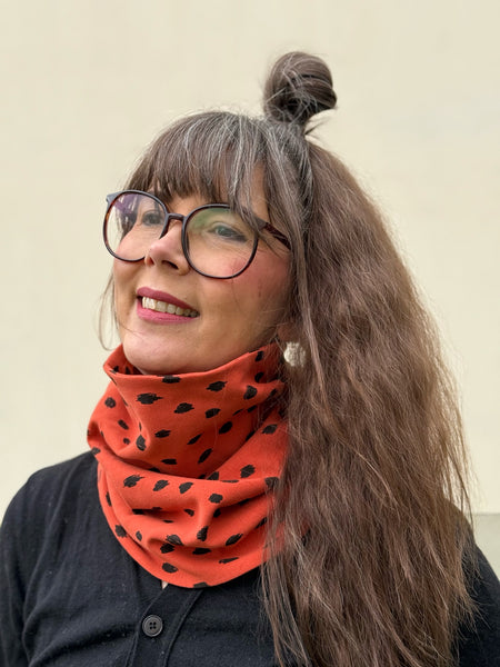 Tubsjal roströd med svarta prickar