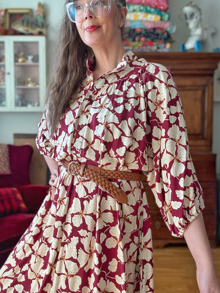 Vid klänning, vinröd med blommor